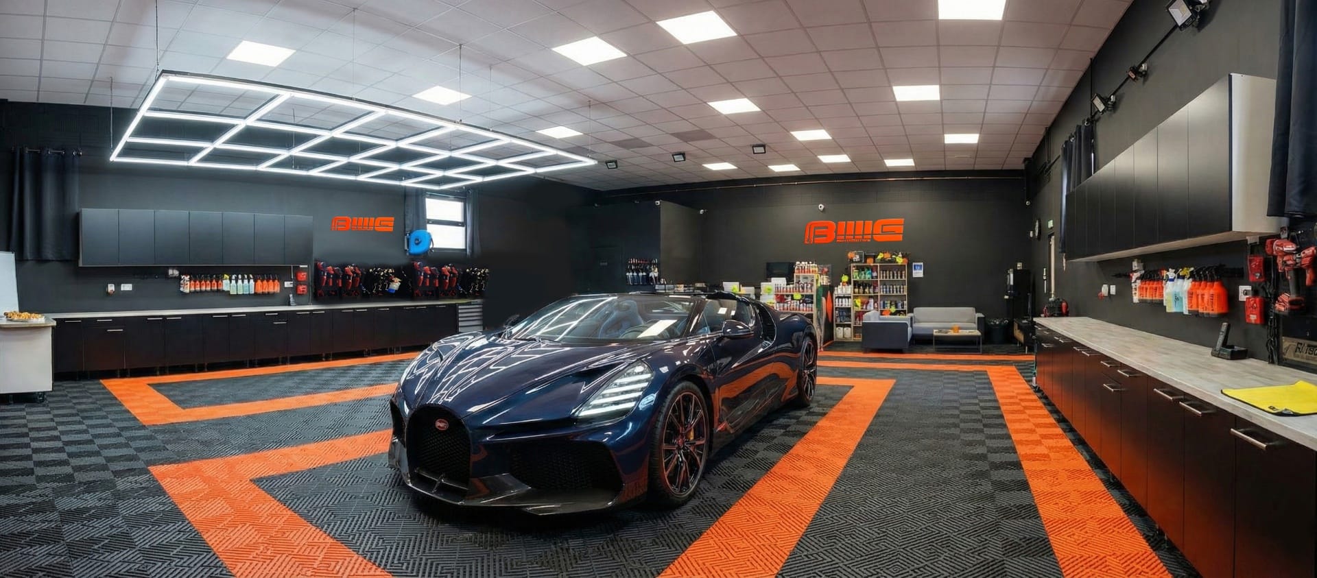 Atelier BIIIIG Automotive - Vue panoramique avec supercars